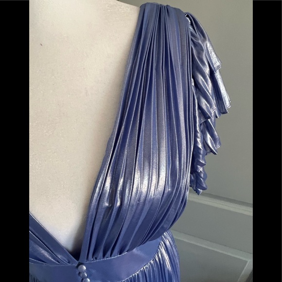 NWOT ALICE + OLIVIA Niesha Glossy Pleated Midi Dress - Picture 7 of 8